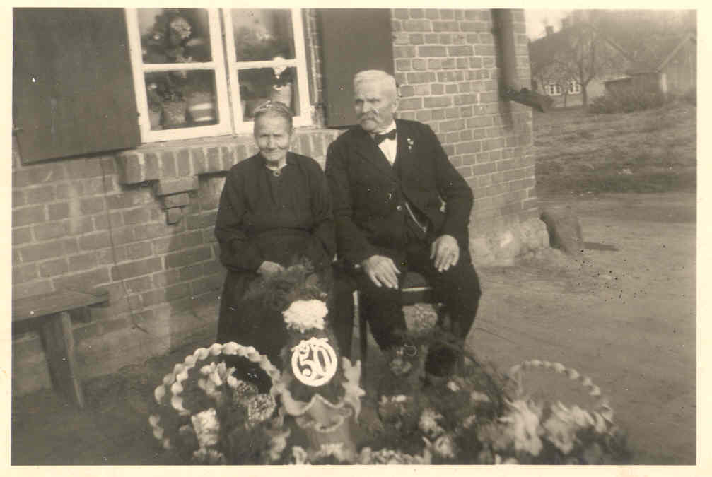 Goldene Hochzeit von Wilhelm und Auguste Stabbert geborene Reich (geb. 1867 in Neukirchniederung, Eltern Jacob Reich und Dorothea geb. Rewitz bzw. Regitz). Foto erhalten von Andreas Eckert, Berlin,